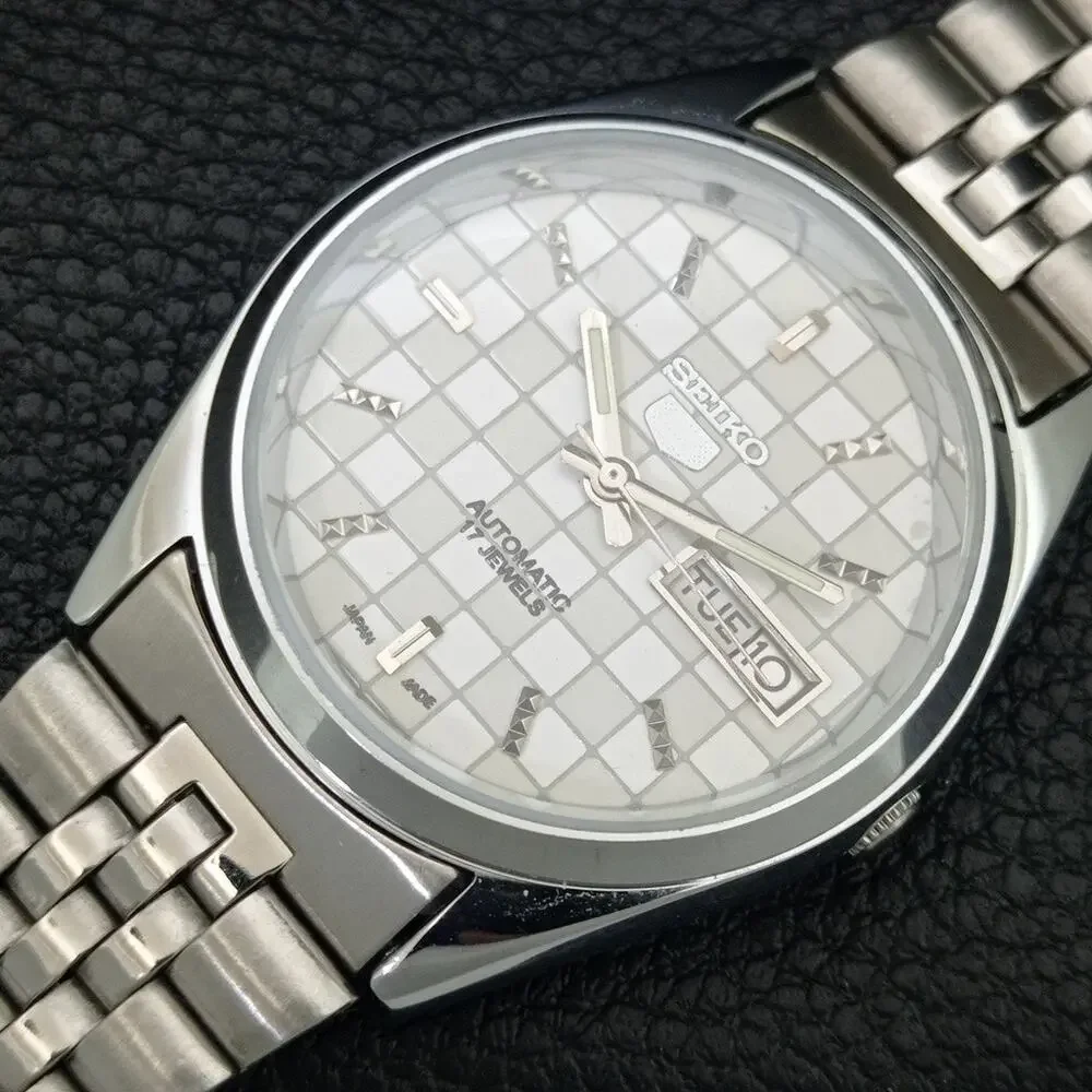 Vintage 1975 Seiko Automatic Mens Silver Watch W/daydate & Silver Accents